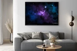 Plakat: Fioletowa mgławica w przestrzeni kosmicznej