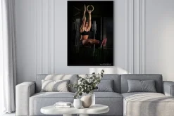 Plakat: Fit młoda kobieta na pierścienie gimnastyczka