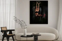 Plakat: Fit młoda kobieta na pierścienie gimnastyczka