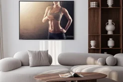 Plakat: Fit młoda kobieta pokazano jej brzuch