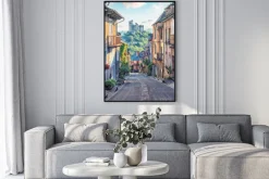 Plakat: Francuska uliczka z piękną architekturą i widokiem na zamek