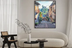 Plakat: Francuska uliczka z piękną architekturą i widokiem na zamek