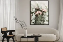 Plakat: Gałązki eukaliptusa i kwiaty goździki