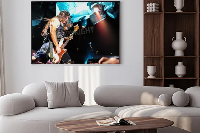 Plakat: Gitarzysta zespołu rockowego na scenie