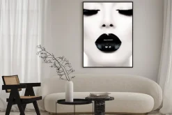 Plakat: Glamour portret kobiety z czarnymi ustami