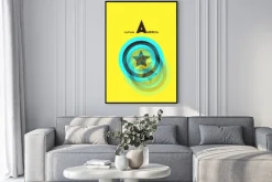 Plakat: Grafika z logo kapitana ameryki na granatowym tle