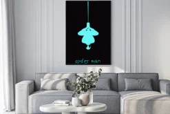 Plakat: Grafika z wiszącym czerwonym spider manem