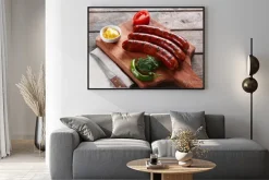 Plakat: Grillowana kiełbasa na desce z sosem i warzyw