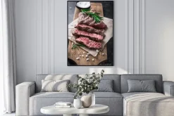 Plakat: Grillowany stek wołowy z rozmarynem i solą na pokładzie cięcia