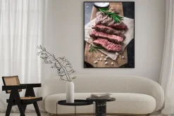 Plakat: Grillowany stek wołowy z rozmarynem i solą na pokładzie cięcia