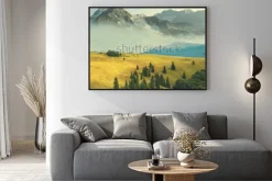 Plakat: Górski krajobraz, skalista góra w mgle ukośną trawiastą górę