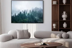 Plakat: Górski krajobraz spowity mgłą