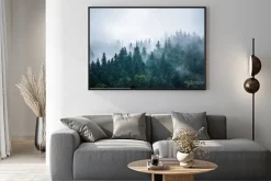 Plakat: Górski krajobraz spowity mgłą