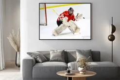 Plakat: Hokeista łapiący krążek w obronie bramki