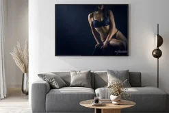 Plakat: Idealne ciało kobiety na czarnym tle