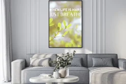 Plakat: Inspirujący cytat: "gdy życie jest ciężkie, tylko oddychać" na
