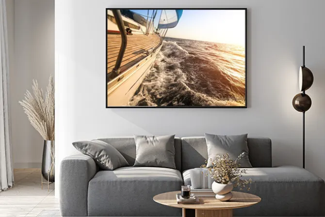 Plakat: Jacht żaglowy w kierunku słońca. luksusowe jachty.