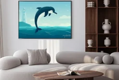 Plakat: Jeden skoki delfin, błękitne morze w tle z falami i latarni.