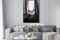 Plakat: Jeleń w mglistym lesie o poranku krajobraz