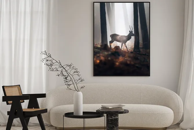 Plakat: Jeleń w mglistym lesie o poranku krajobraz