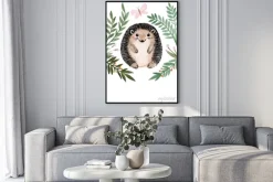 Plakat: Jeżyk z motylkiem wśród gałązek dla dzieci