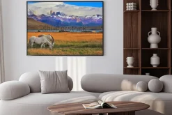 Plakat: Jeziorny laguna azul w górach. na brzegu wypasanych koni. imponujący