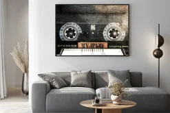 Plakat: Kaseta grunge w magnetofonie, bliska