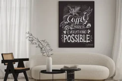 Plakat: Kawa transparent z cytatem na tablicy kredą. kawa sprawia, że