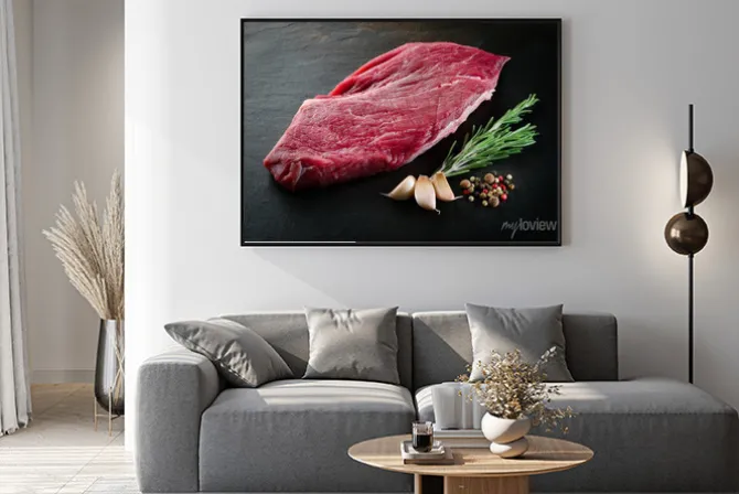 Plakat: Kawałek surowego mięsa wołowego steku z przypraw na ciemnym tle