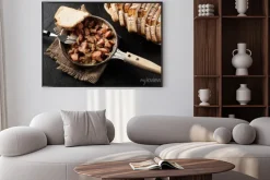 Plakat: Kawałki kiełbaski smażone z cebulą