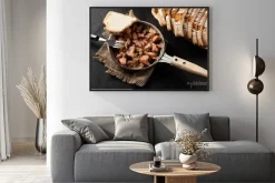 Plakat: Kawałki kiełbaski smażone z cebulą