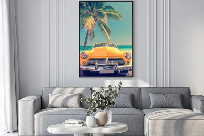 Plakat: Klasyczny samochód na tropikalnej plaży z palmy, proces rocznika