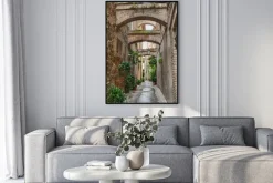 Plakat: Klimatyczna włoska uliczka z łukami