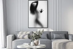 Plakat: Kobieca sylwetka za szybą