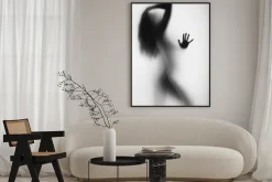 Plakat: Kobieca sylwetka za szybą