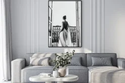 Plakat: Kobieta na balkonie czarno-biała fotografia