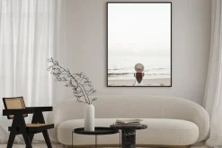 Plakat: Kobieta na plaży i morski krajobraz