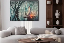 Plakat: Kobieta na tratwie z latarnią pływające na stawie w mglisty las.