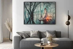 Plakat: Kobieta na tratwie z latarnią pływające na stawie w mglisty las.