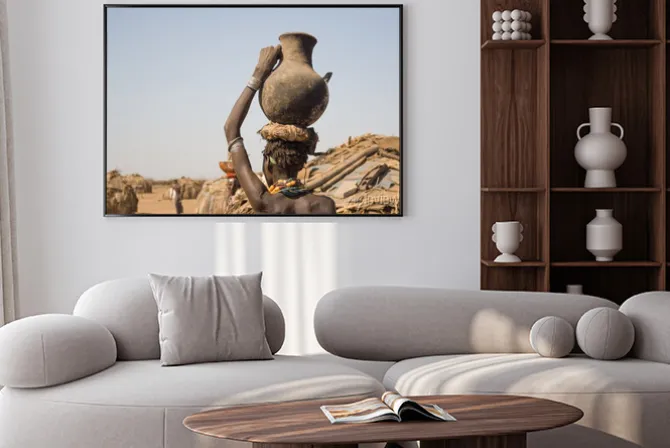 Plakat: Kobieta nosi na głowie pojemnik z wodą, w etiopii