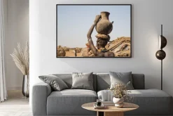 Plakat: Kobieta nosi na głowie pojemnik z wodą, w etiopii