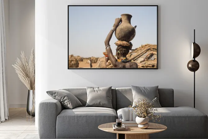 Plakat: Kobieta nosi na głowie pojemnik z wodą, w etiopii