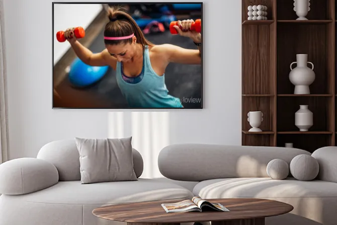 Plakat: Kobieta podnoszenia ciężarów i pracy na ramionach na siłowni