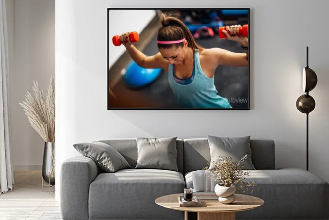 Plakat: Kobieta podnoszenia ciężarów i pracy na ramionach na siłowni