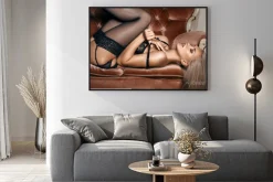 Plakat: Kobieta pozująca na kanapie w bieliźnie