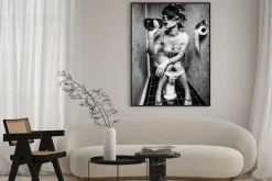 Plakat: Kobieta siedząca w toalecie z winem