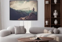 Plakat: Kobieta turysta na szczycie góry