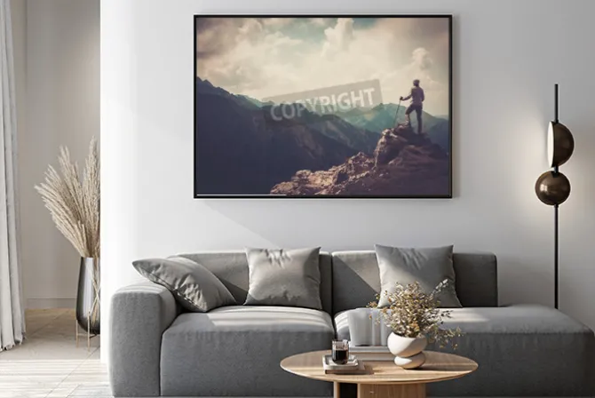 Plakat: Kobieta turysta na szczycie góry