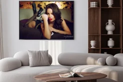 Plakat: Kobieta w bieliźnie i z kajdankami na łóżku