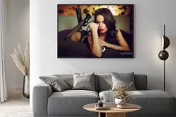 Plakat: Kobieta w bieliźnie i z kajdankami na łóżku